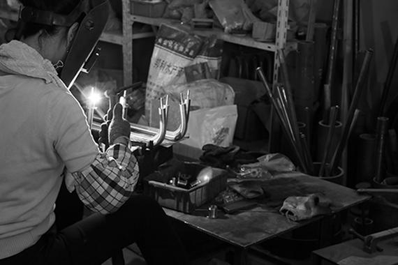 小作坊形式的生產(chǎn)車(chē)間，臟、亂、差